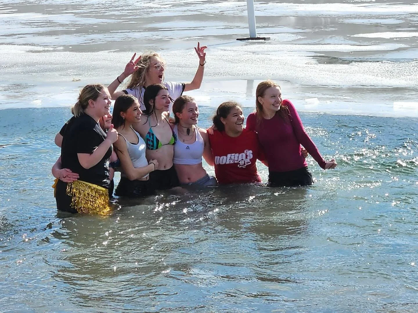 Congratulations to the 30 Amherst High School students who polar plunged for Special Olympics Wisconsin @sowisconsin! They had clearly trained and set impressive times in the water. Help them get past the $3,000 mark by donating at the link below: 

