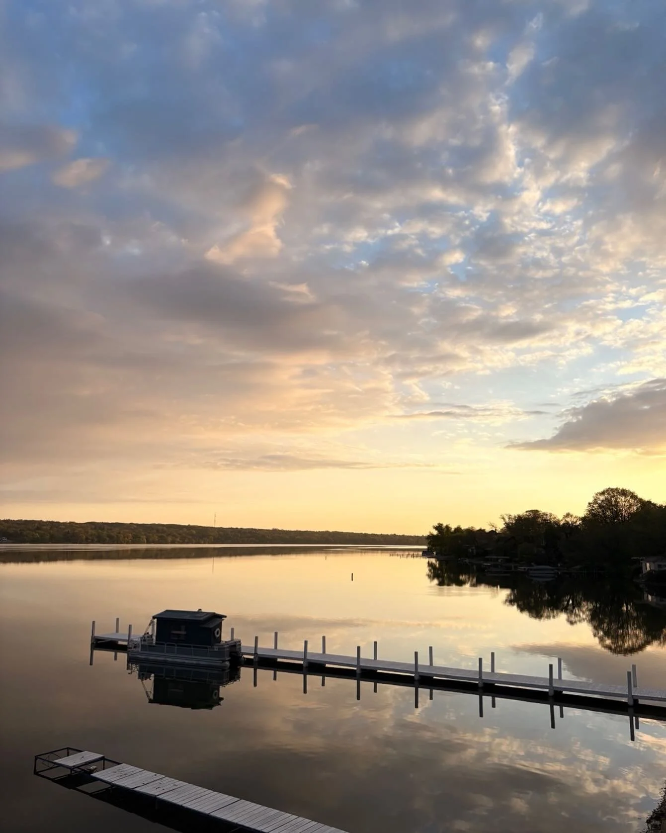 We couldn't ask for a better place to launch the first Svett Ship. Now open for moored sessions. 

#saunaboat #floatingsauna #lakesidesauna #lakelife #wildsauna