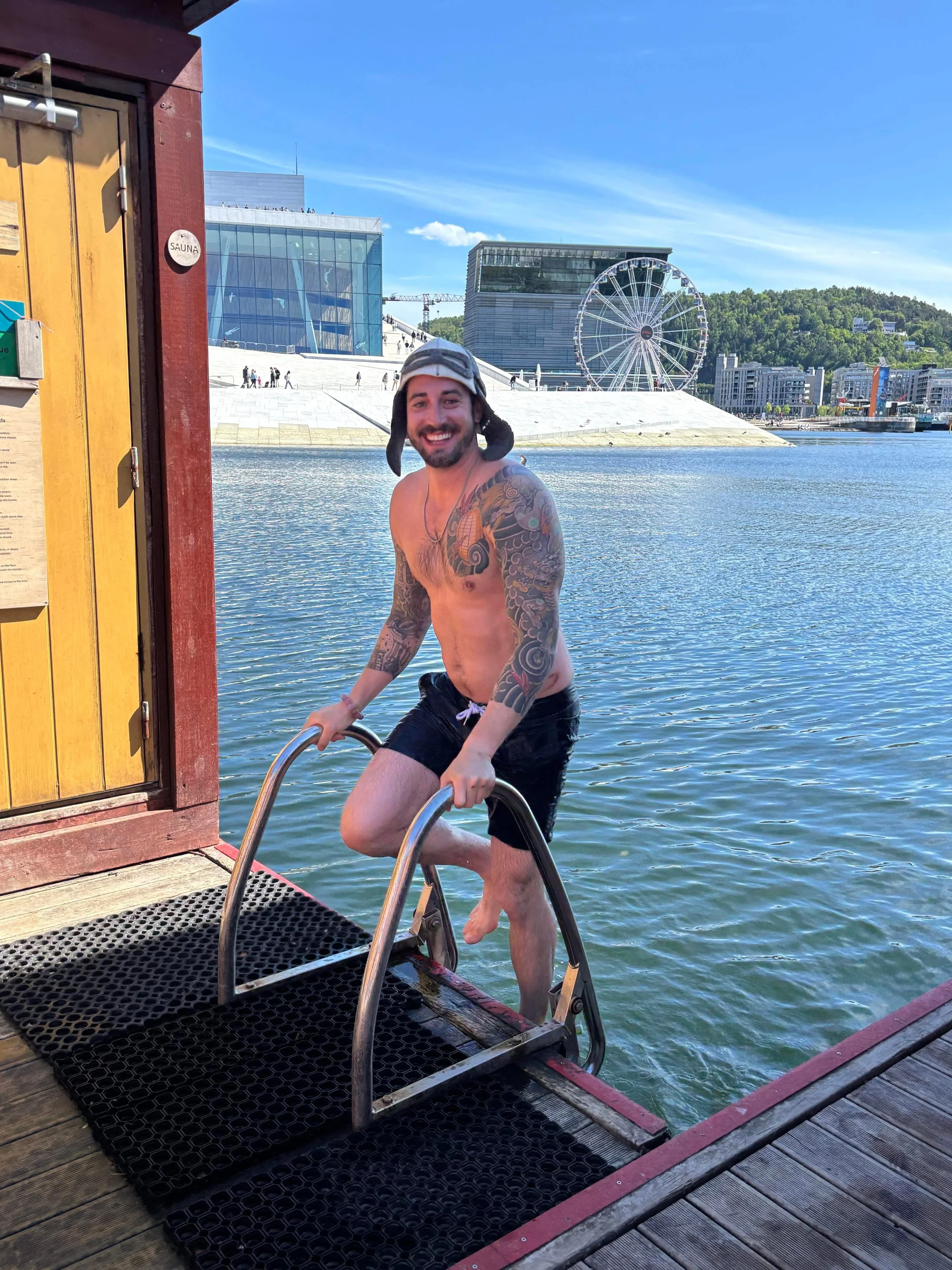 Gratulerer med dagen! Happy 17 May - Norwegian National Day 🇳🇴. It was on a trip visiting family in Oslo that opened my eyes to what sauna experiences could be @oslobadstuforening @kokoslo.no 

Floating saunas and sauna boats are a cherished pastim