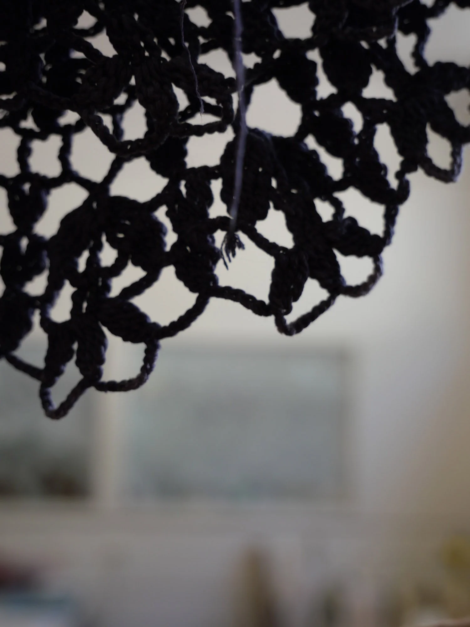 Gros plan d'un filet de basket-ball suspendu au plafond.