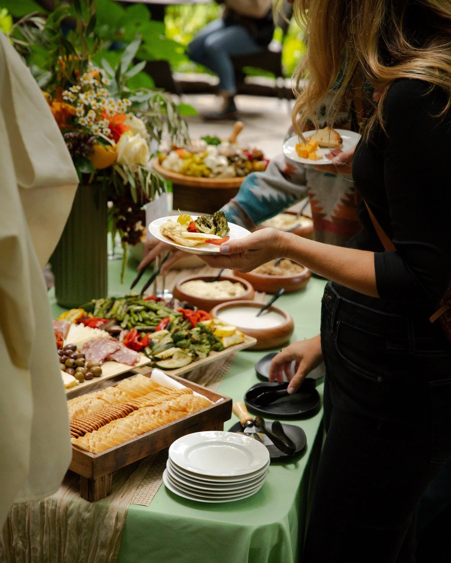 We live on screens. 💻

That's why those moments when we actually get together in person have to be special. They have to mean something.

This is why we are so passionate about Events.

We believe food is the original social network. It's the fastes