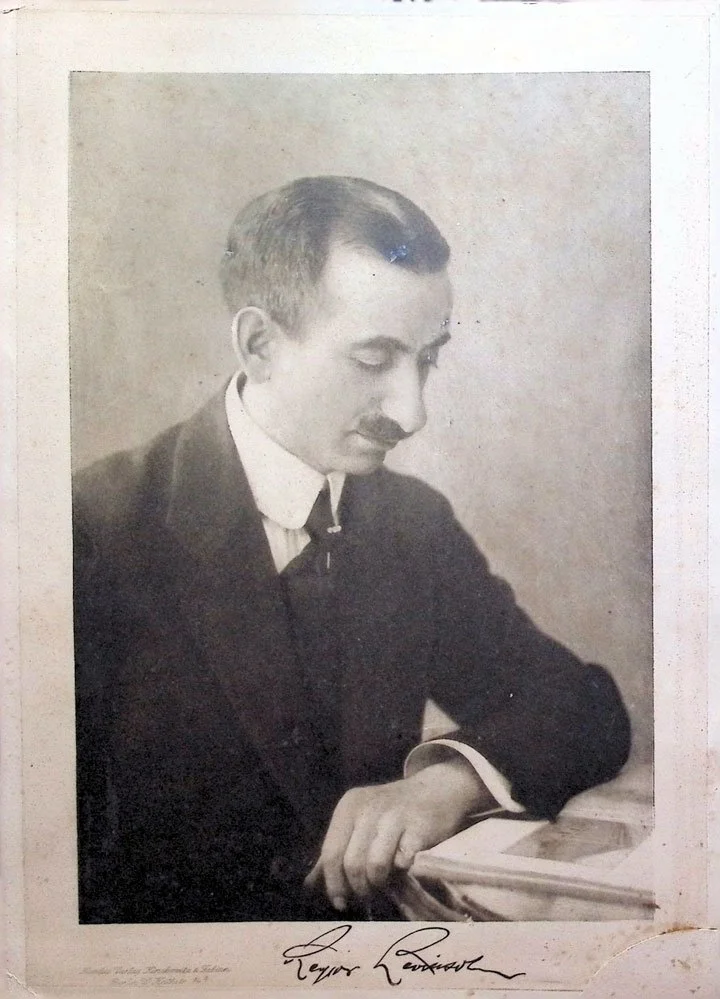 Founded in 1909 in Berlin Germany, Elkan & Levinsohn specialized in scenic display and graphic design. The firm would later develop into a school devoted to these crafts. 
