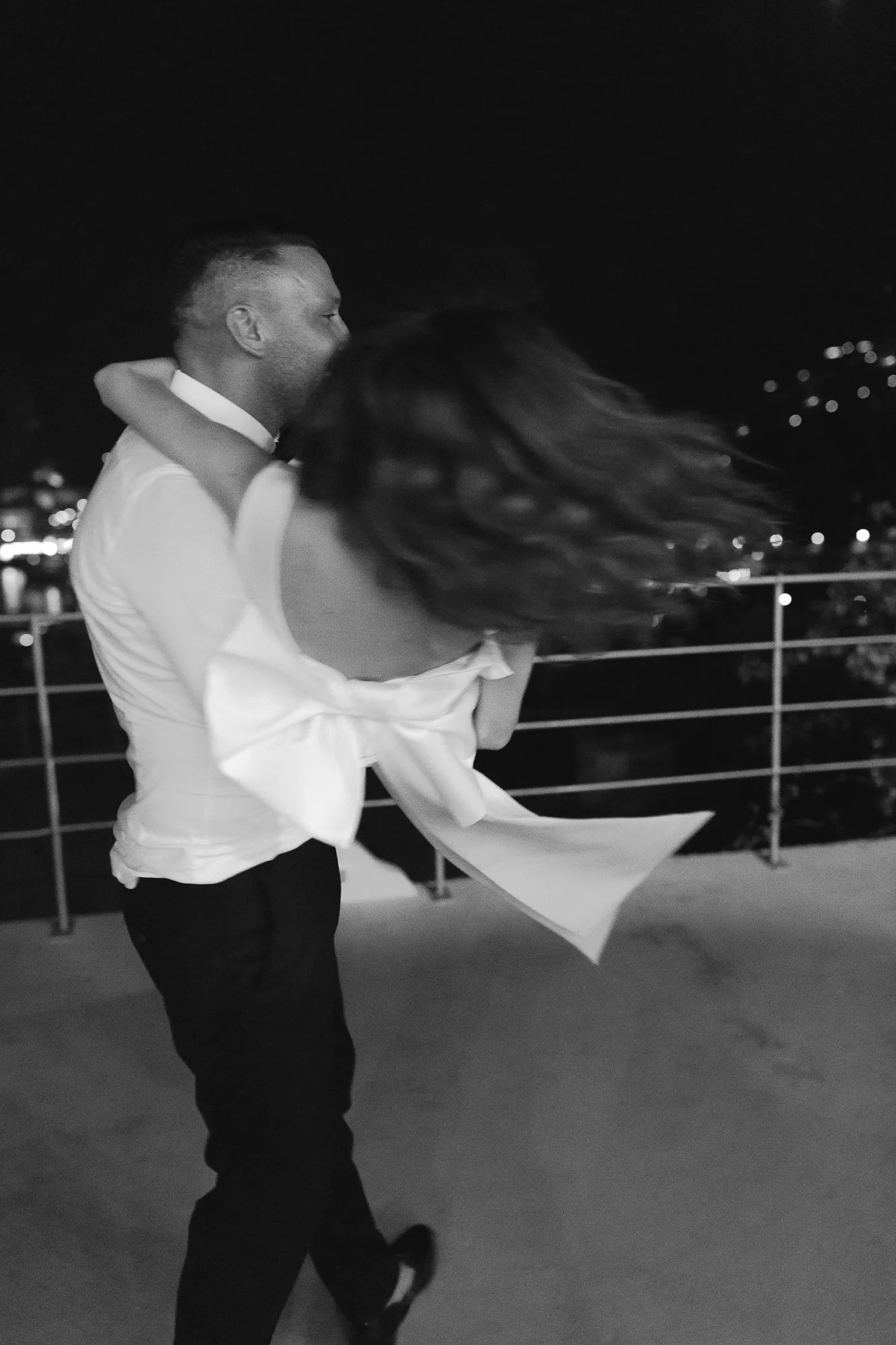 Groom and bride dancing in Italy