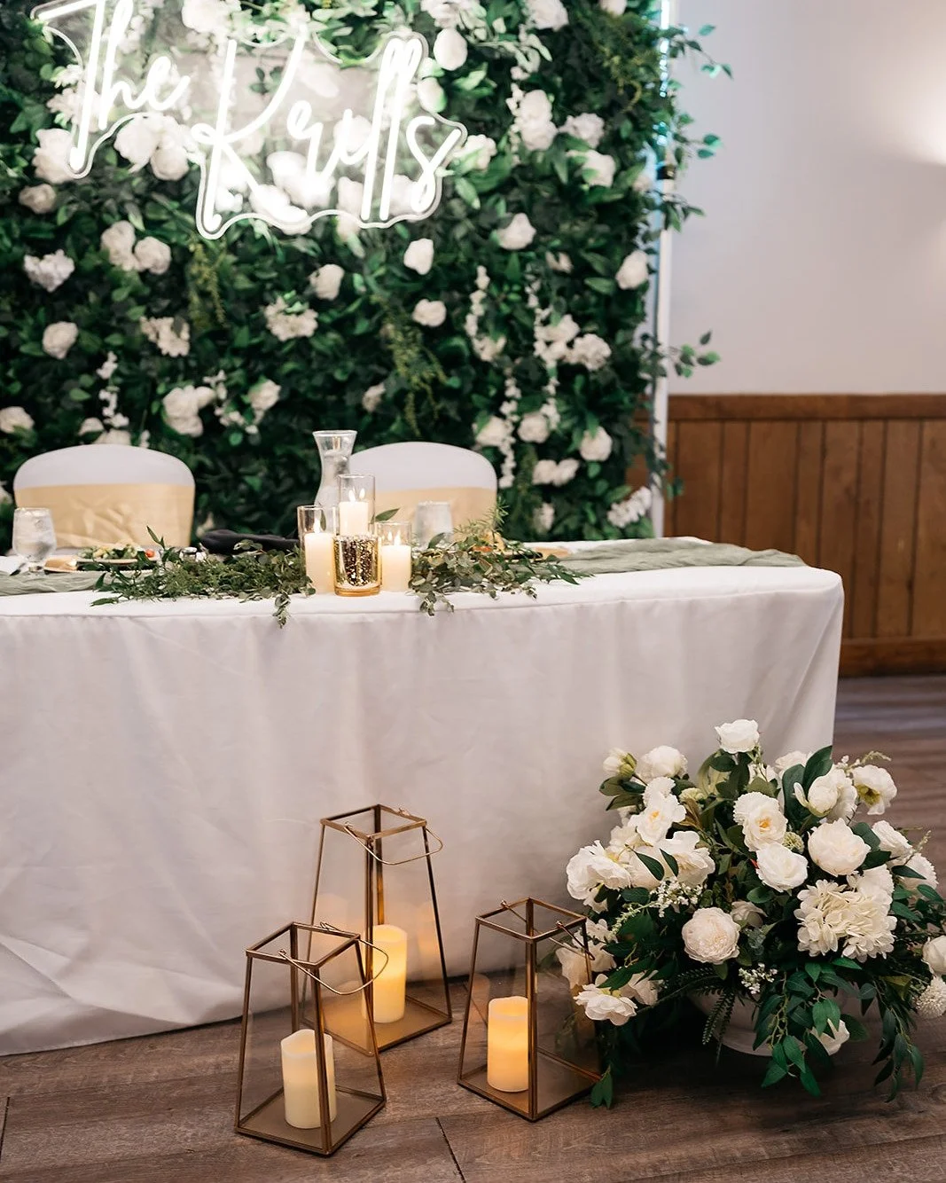 Friday Floral Tip: Repurposing Ceremony Flowers. 🌸✨

Repurposing floral arrangements is one of our favorite ways to create a cohesive and elevated design, while also saving money on your floral budget.

1️⃣ Aisle Meadows: can be moved and placed in 