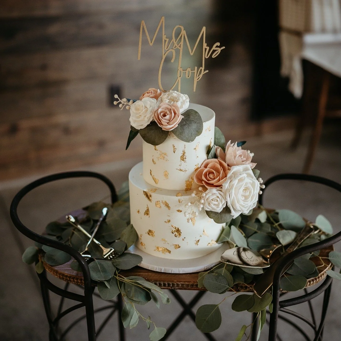 When a simple bar cart is the perfect backdrop for a simply stunning cake <3 

Venue: @ironwoodonthevermilion 
Cake: @thenoblecakery 
Decor: @dreamday.eventrentals 
Photo: @photosbytaramarie 
Flowers: The Rustic Twist - Wood Flowers

#weddingrenta