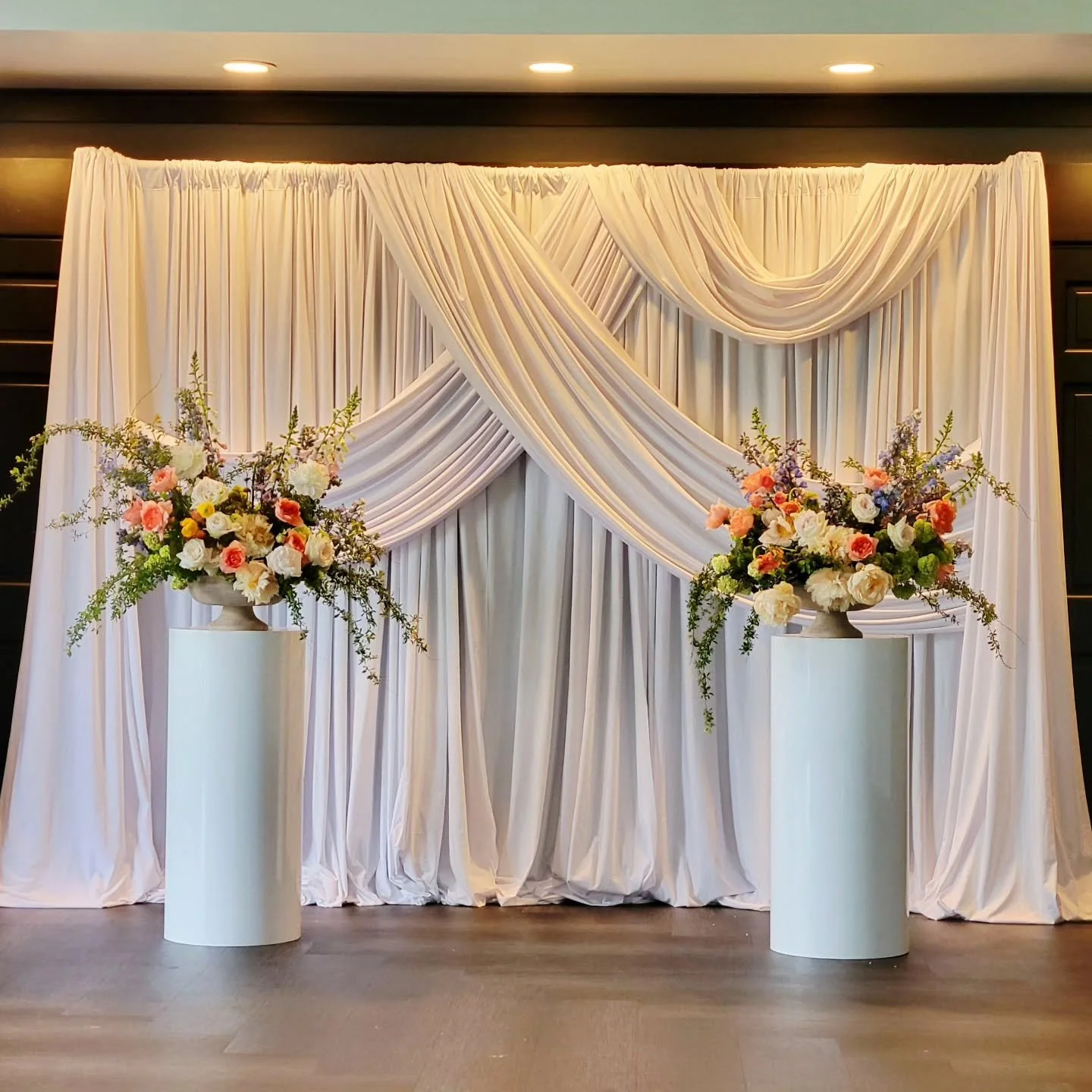 A beautiful, romantic ceremony backdrop this weekend. Soft flowing drapery....blush accents and gorgeous arrangements.

Venue @mousiesontheboulevard
Drapery @dreamday.eventrentals 
Flowers @clarajoyceweddings 

#weddingeventrentals #freeportweddings 