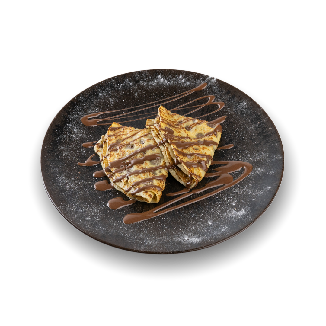 Crepes mit Schokoladensoße auf einem schwarzen Teller, dekoriert mit Puderzucker und Schokoladensauce