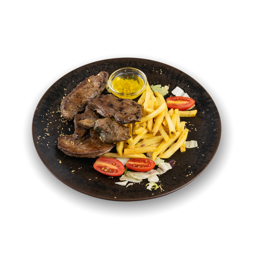 Ein Teller mit gegrilltem Fleisch, Pommes frites, Tomatenscheiben, Salat, einem Klecks Essig oder Öl, auf schwarzem Hintergrund.