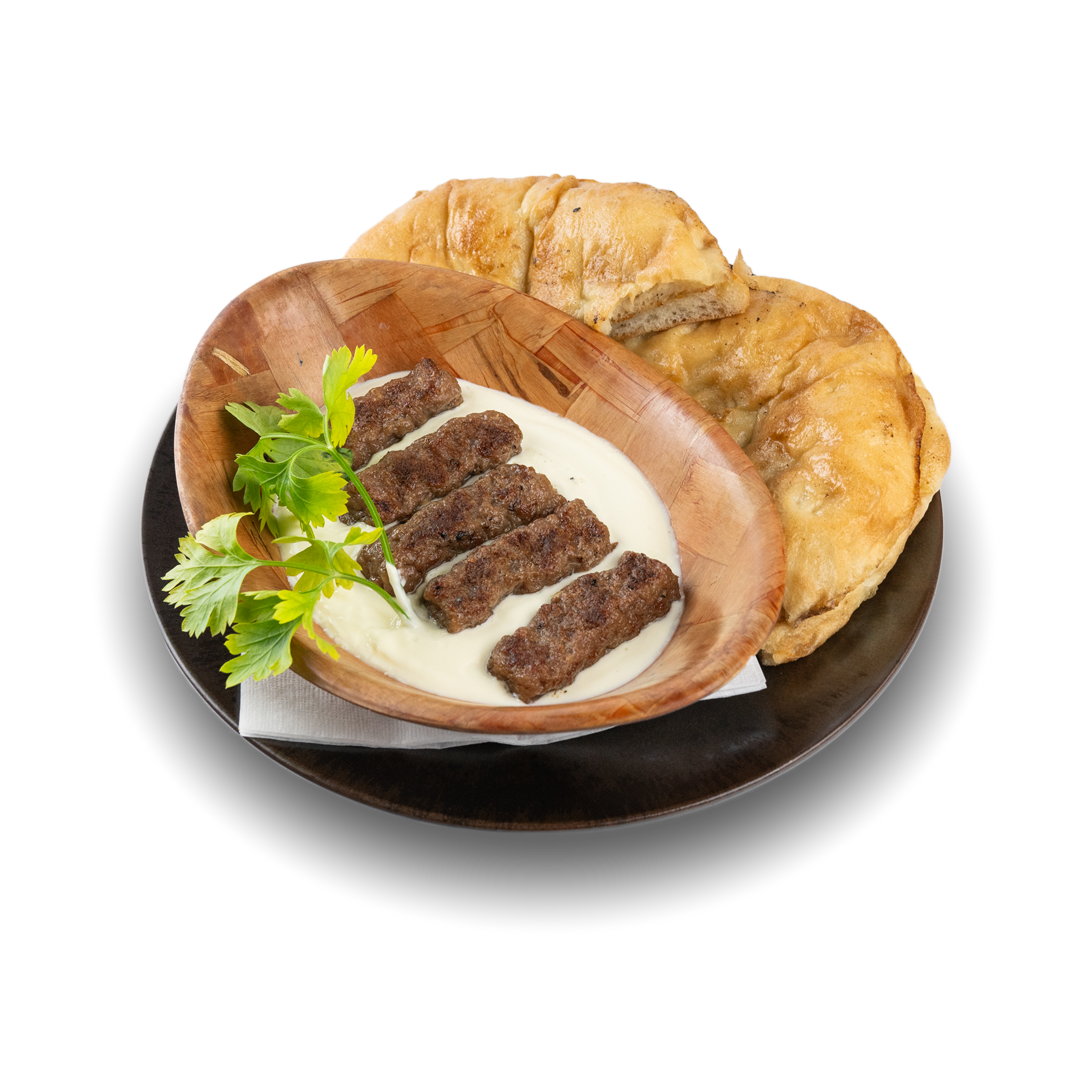 Cevapcici, Fladenbrot und Joghurt mit Minze, garnierte Petersilie