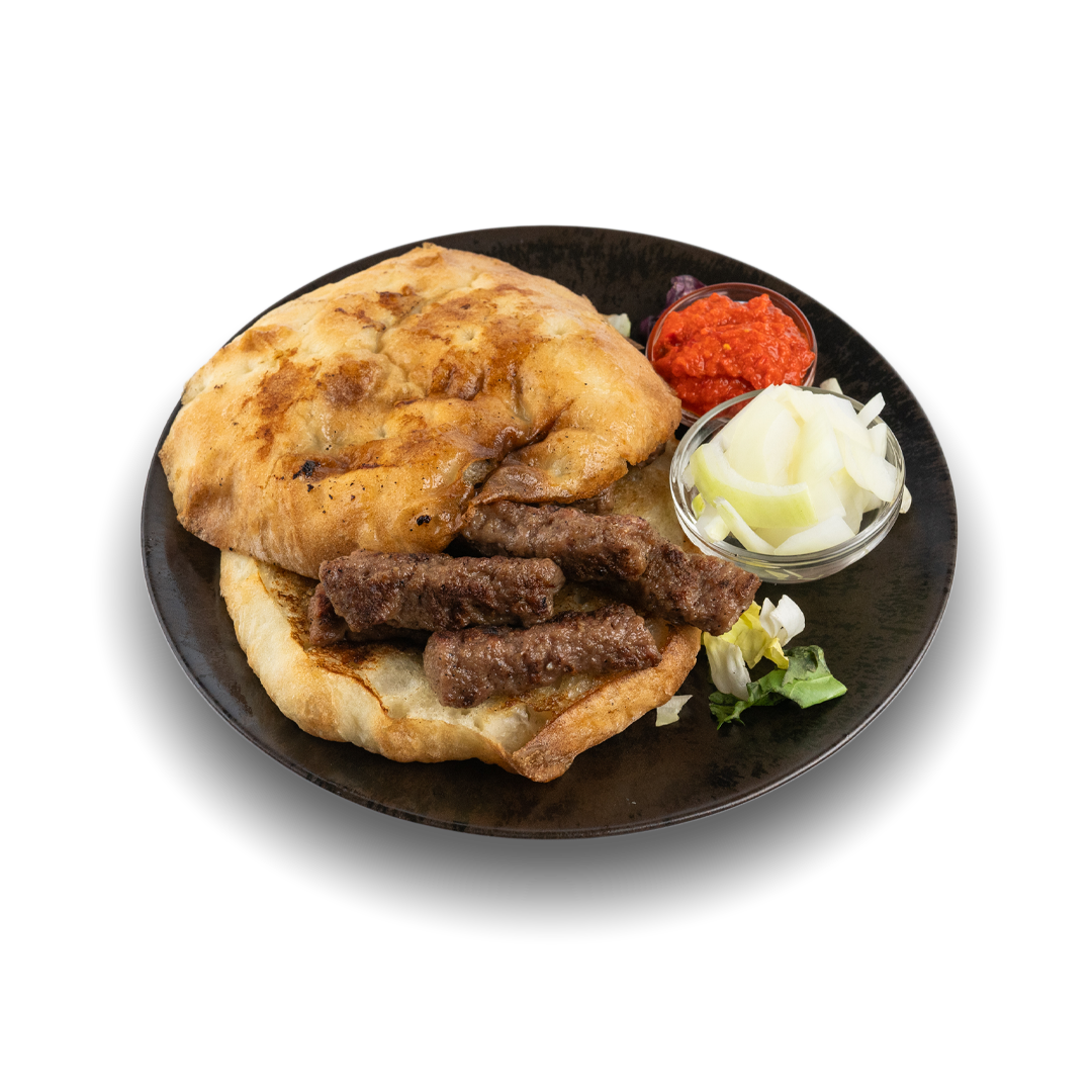 Plate mit Fladenbrot, gegrilltem Cevapcici, Zwiebeln, rotem Pfeffer und Tomaten