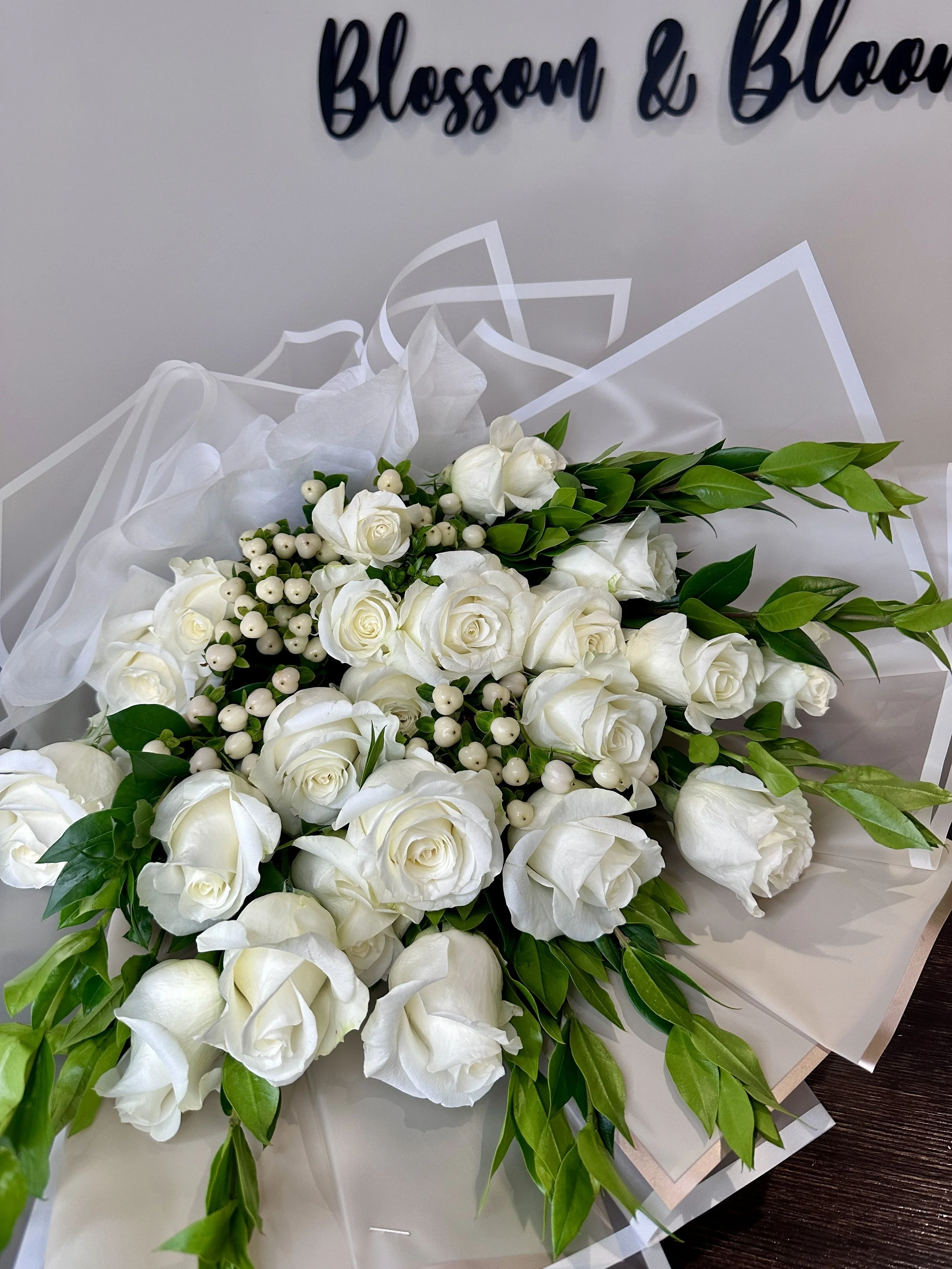 25 White Roses