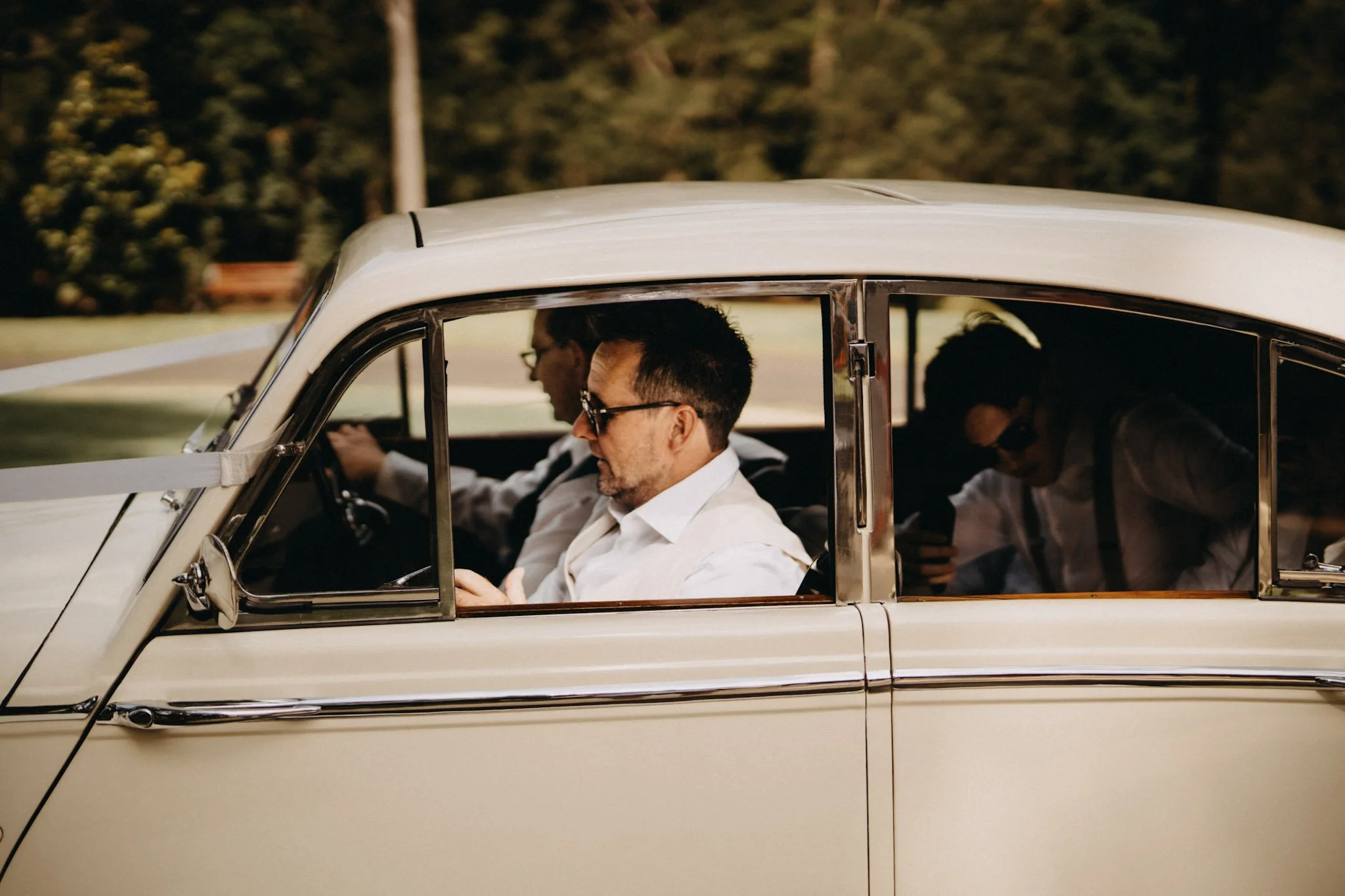 Groom arrives in classic car at Prideaux Estate