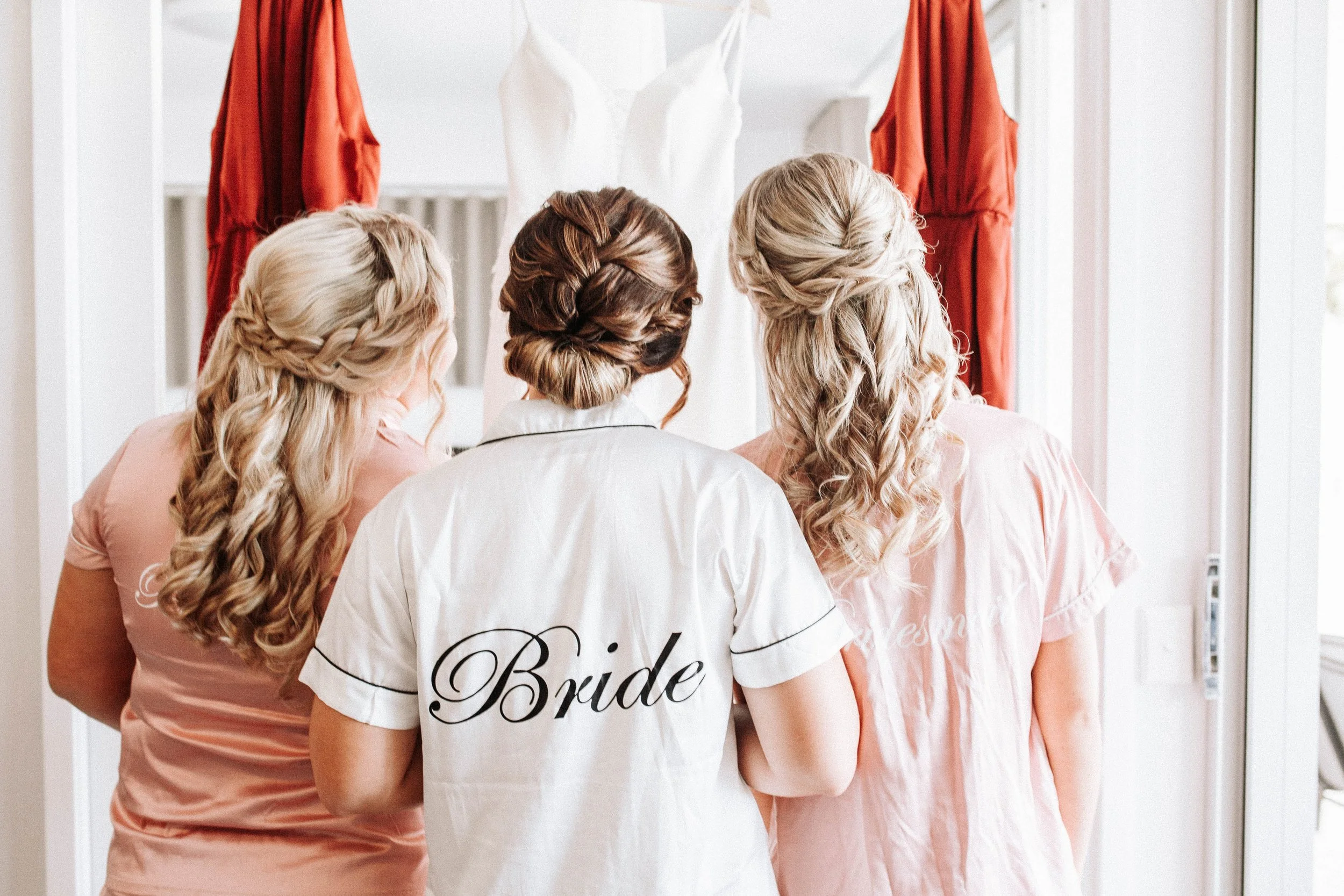 Bride poses with bridesmaids in pyjamas at wedding prep in Yeppoon