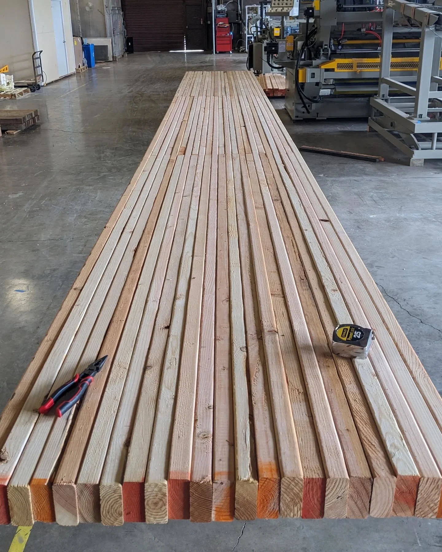 Conventional mass timber production, such as Cross-Laminated Timber (CLT), requires a steady wood supply, skilled labor, and significant capital investment
making it a high-risk investment for emerging markets. Berkeley Woodlab has been exploring a 