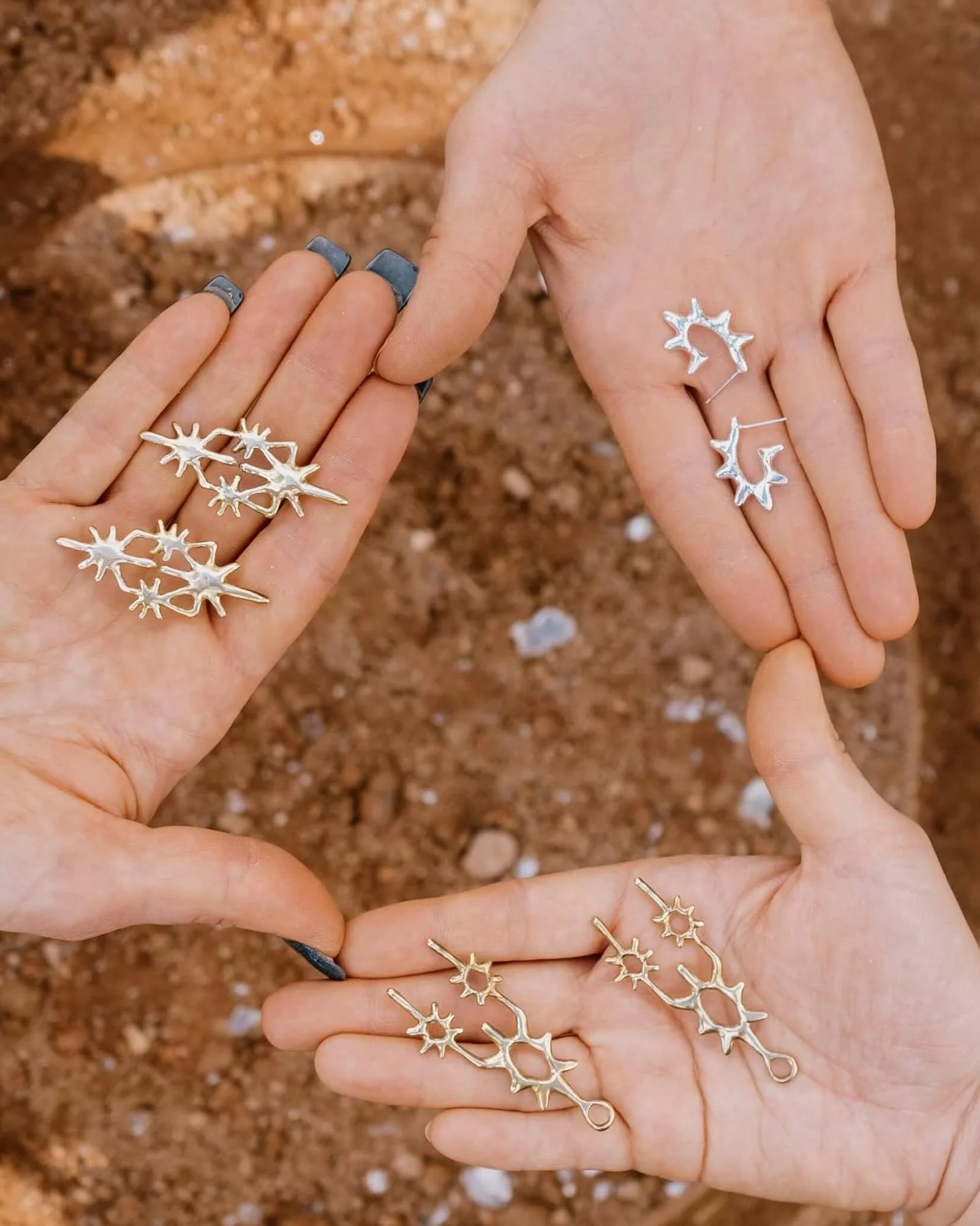 Helix Huggies

FUTURE ARTIFACTS
April 18

📷 @margaritas.at.the.mall