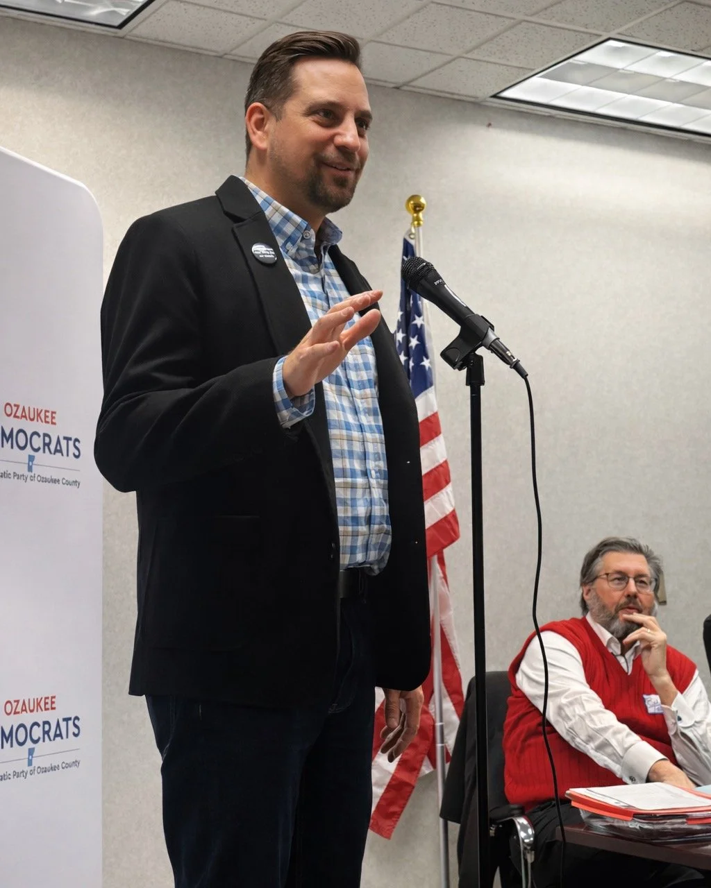 Had a wonderful time speaking with the Ozaukee County Democrats yesterday evening. Great to see our gubernatorial candidates @keldaroys and @theothermandela out on the campaign trail! #flipthe6th #bradsmith #forwardwisconsin