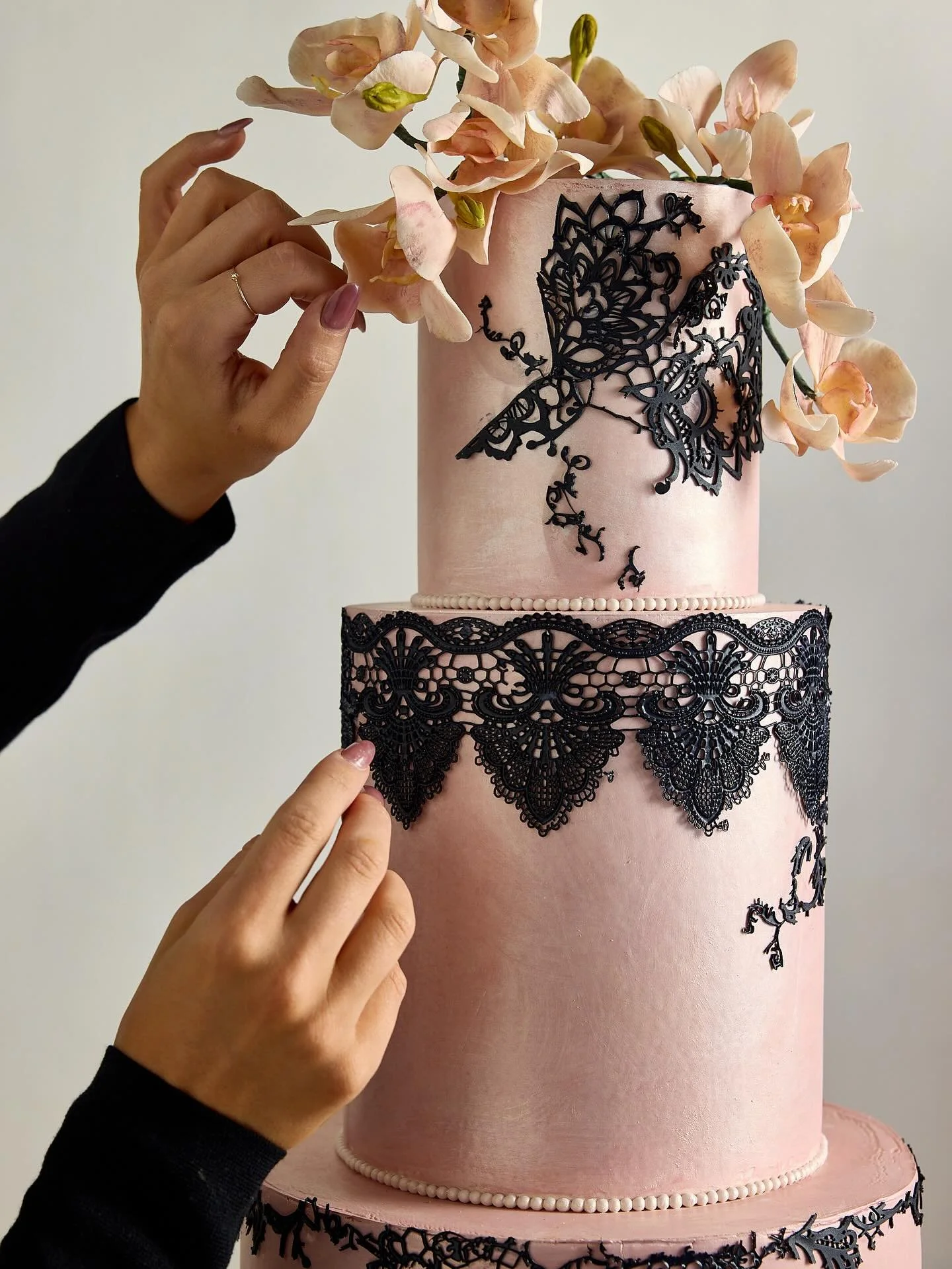 So many delicate elements in this cake — fragile orchids, tiny pearls, and dyed lace that tries to disintegrate when touched. A true labor of love. π‍βοΈπ