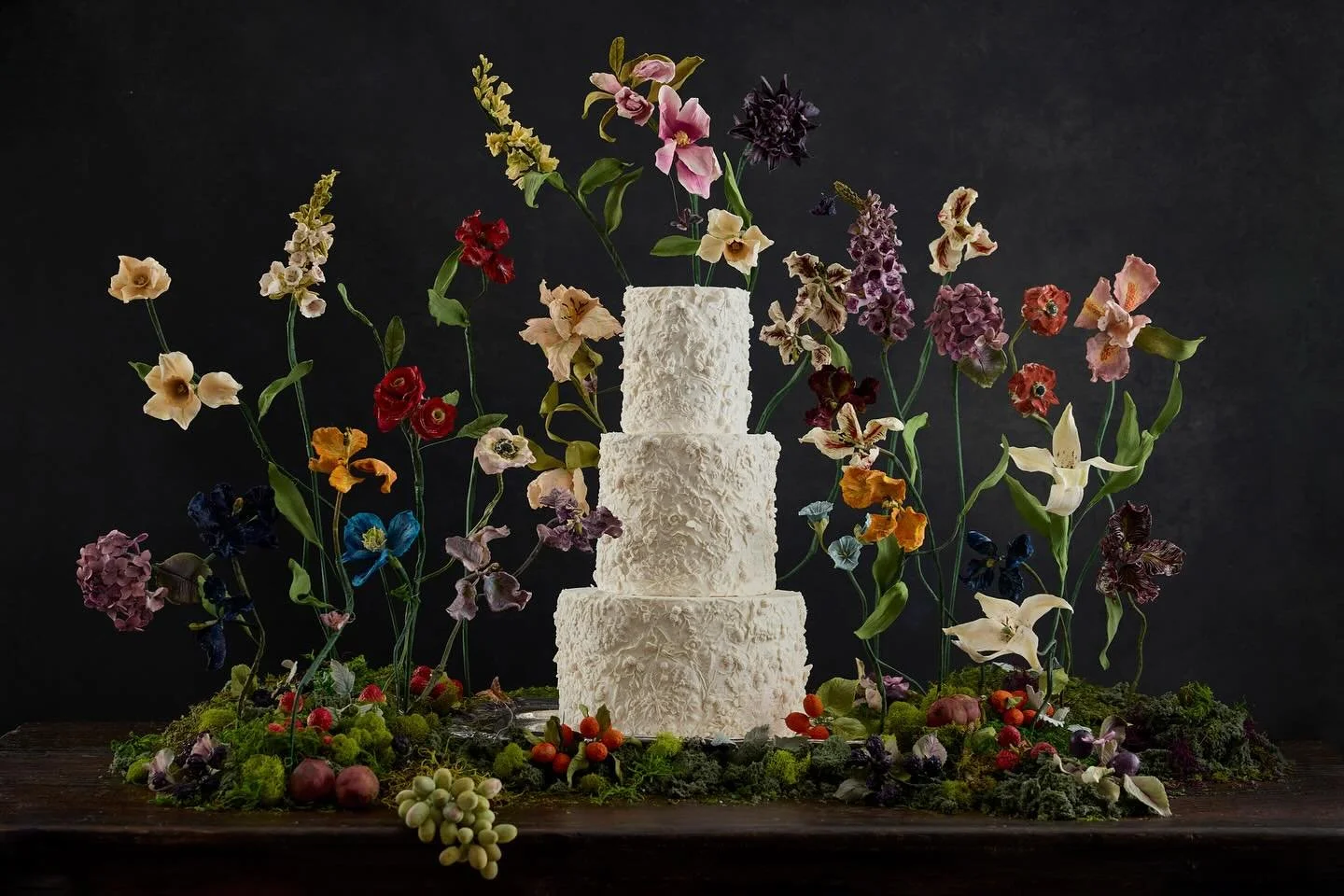 My take on the cake meadow trend. ππ§‍βοΈπΈπ¨π¦
Sugar flowers & fruit, butterflies, cake moss, bas-relief, and a lot of tiny adjustments to get every stem and petal sitting just right.