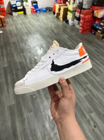 blazer low white orang black.png