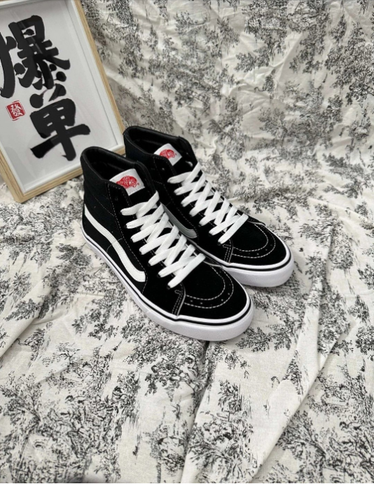 vans high black white.png