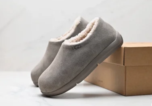 ugg dark grey.png