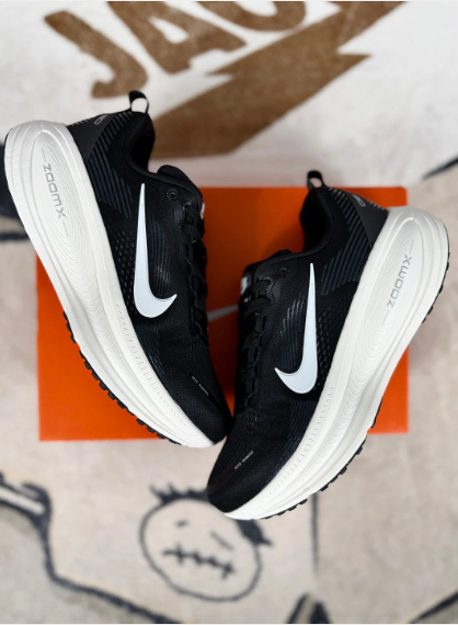 zoomx black white.png