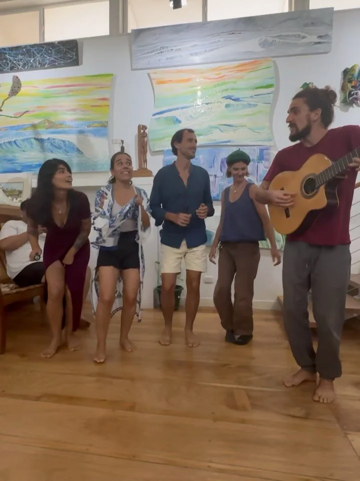 Hazell nos encant&oacute; con sus poemas y nosotros la celebramos con m&uacute;sica y baile. Gracias @harauz_escritos por escogernos como el nido donde practicar tu vuelo! Fue todo un honor tenerlos en casa! 
Tenemos m&aacute;s copias de &lsquo;Memor
