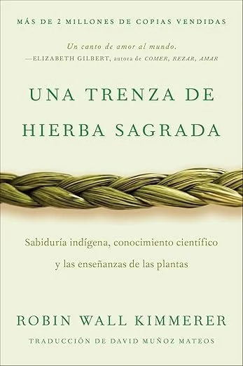 Book cover titled 'Una Trenza de Hierba Sagrada' by Robin Wall Kimmerer, featuring a woven grass design, with text highlighting indigenous wisdom, scientific knowledge, and teachings of plants.