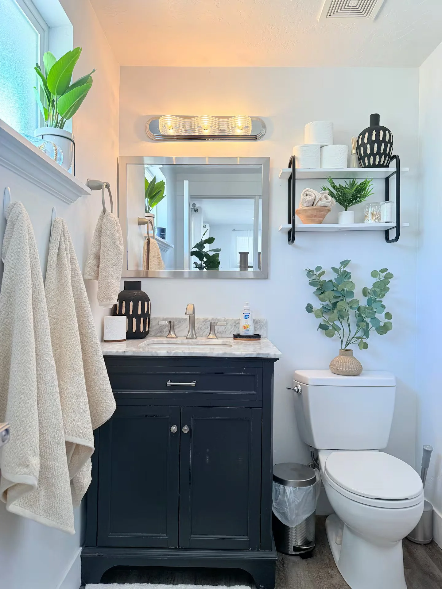 Utah Airbnb cleaning team completing a same-day turnover for arriving guests. Professional Airbnb cleaning service in Utah preparing a guest-ready living space