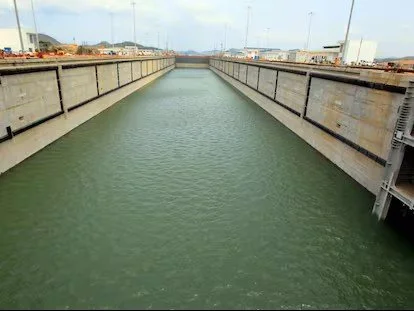 Canal de control en una presa con paredes de concreto y agua en el interior