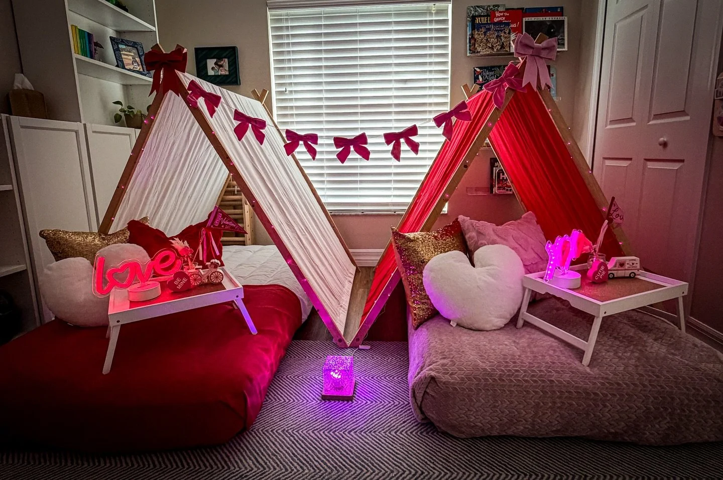 Love &amp; Glow, by day&hellip; and even more magical by night ✨💖

This setup was all about the details &mdash; soft pinks and reds, bows and bow garlands, heart pillows, gold sequin accents, and the sweetest glowing touches. From the LOVE and XOXO 