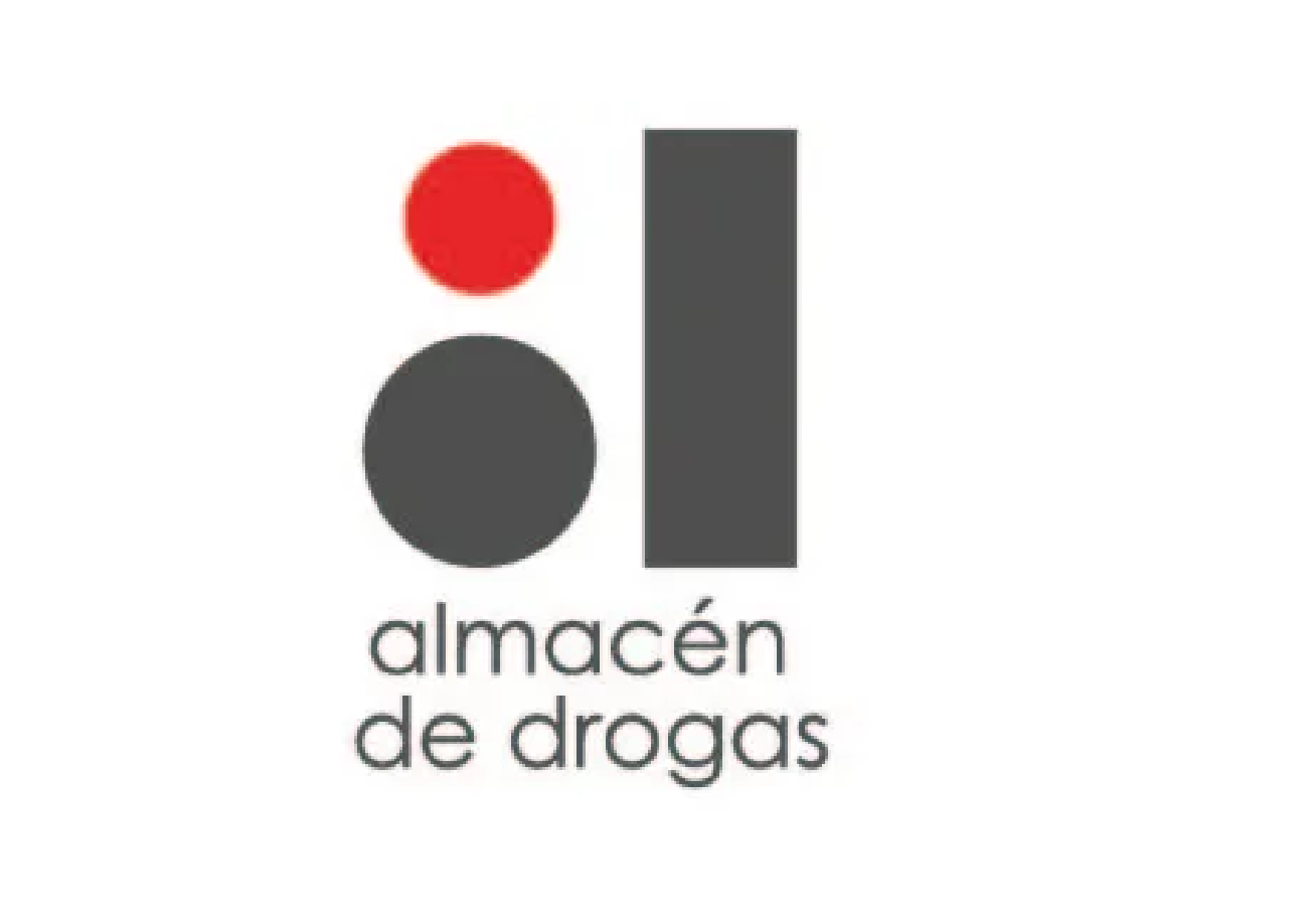 The logo of pharmacy or drugstore with a red and black circles and a gray rectangular shape, and the text 'almacén de drogas' in Spanish.