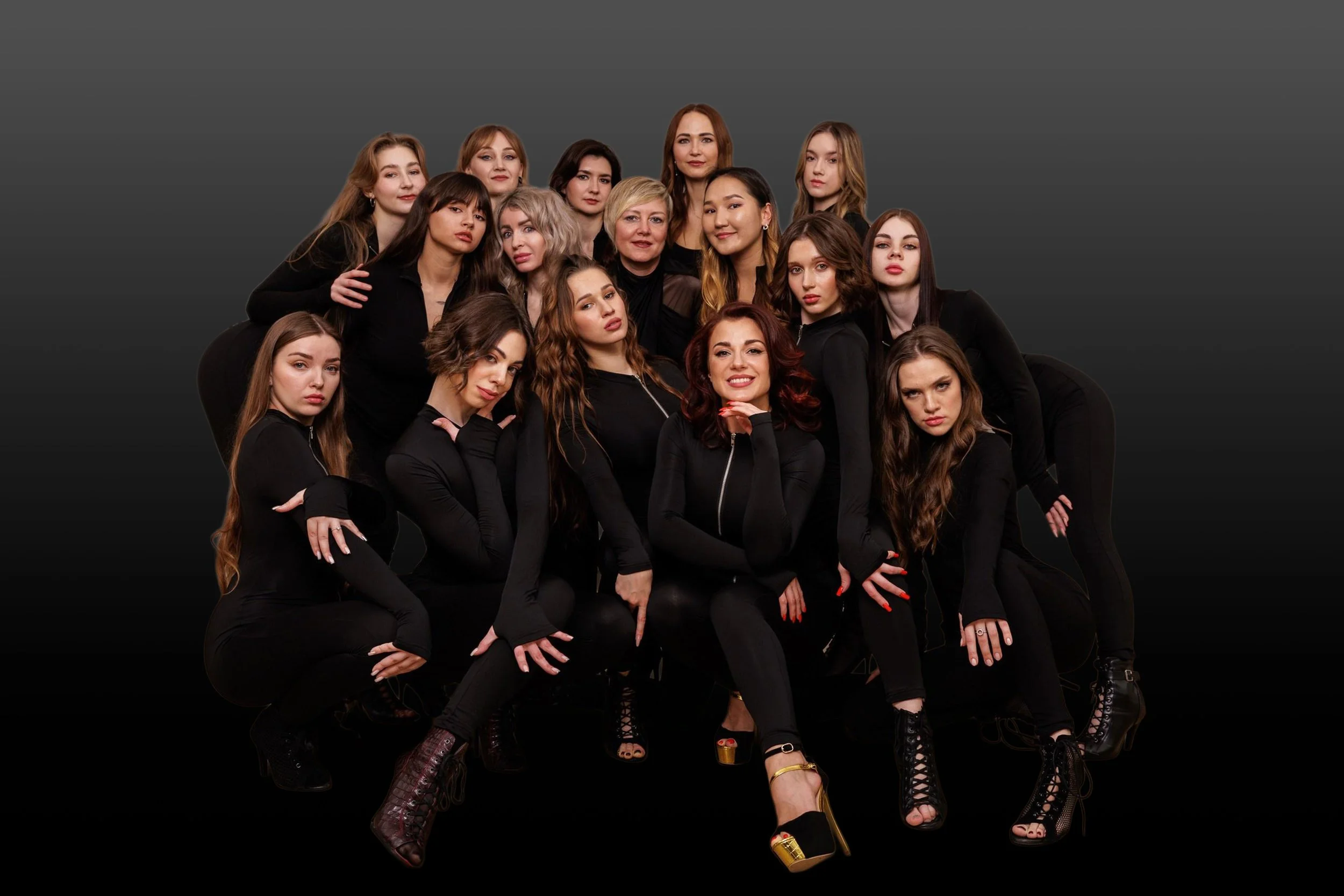 Gruppengebundene Frauen in Schwarz gegen schwarzen Hintergrund.