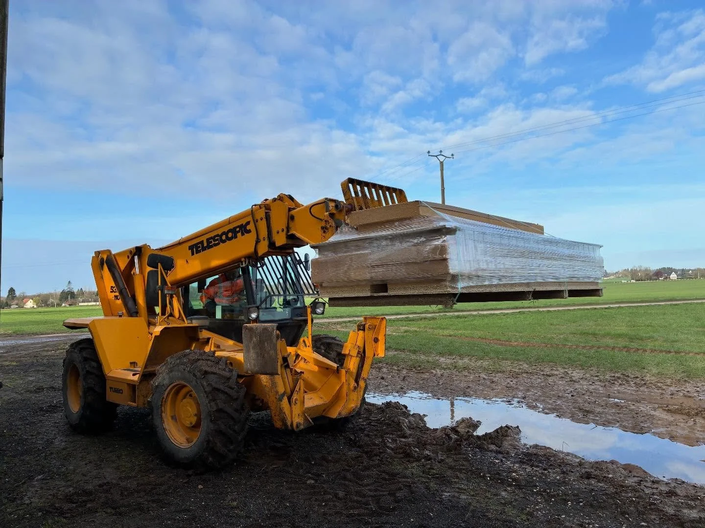 D&eacute;chargement des panneaux par @charpente.denouette

 #sanomur #lemurenlin #constructionbiosourcee #lindenormandie #anasdelin