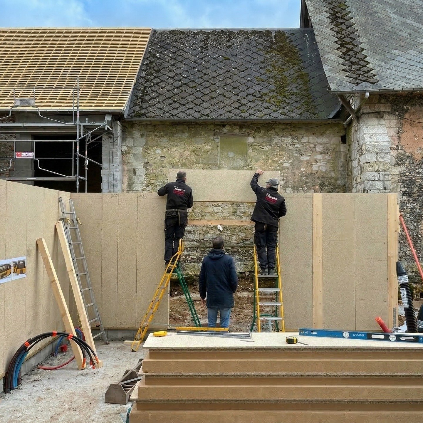 Pose d'un linteau de baie vitr&eacute;e, 2026

#sanomur #lemurenlin #constructionbiosourc&eacute;e #lindenormandie #anasdelin