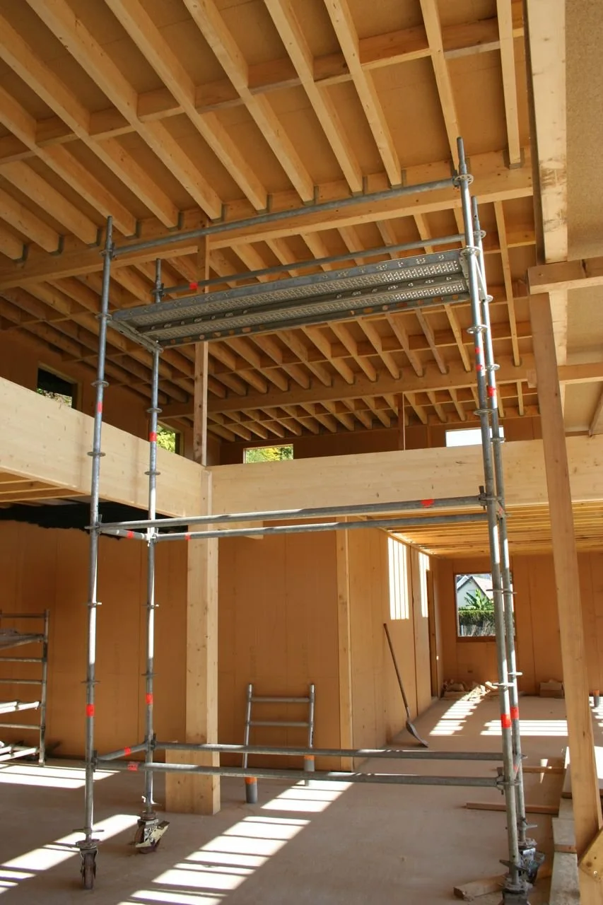 Structure en bois en cours de construction avec une échafaudage en métal