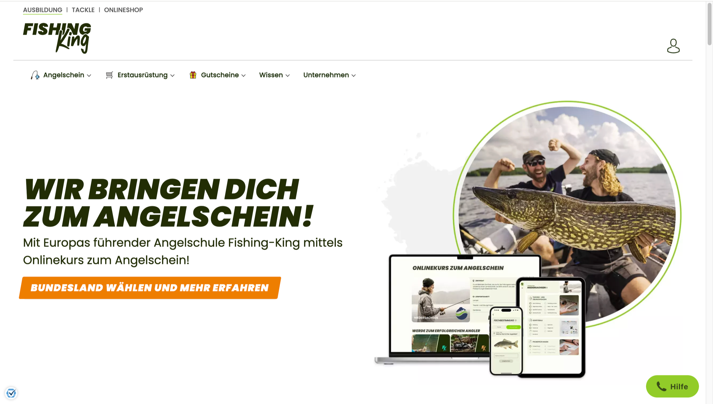 Eine Webseite von Fishing King, die einen Onlinekurs für Angelscheine bewirbt. Es zeigt ein Bild von zwei glücklichen Anglern, die ein großes Fisch im See halten, sowie Geräte wie Laptop, Smartphone und Tablet mit Kursmaterial. Der Text lautet: 'Wir bringen dich zum Angelschein! Mit Europas führender Angelschule Fishing King mittels Onlinekurs zum Angelschein! Bundesland wählen und mehr erfahren.'