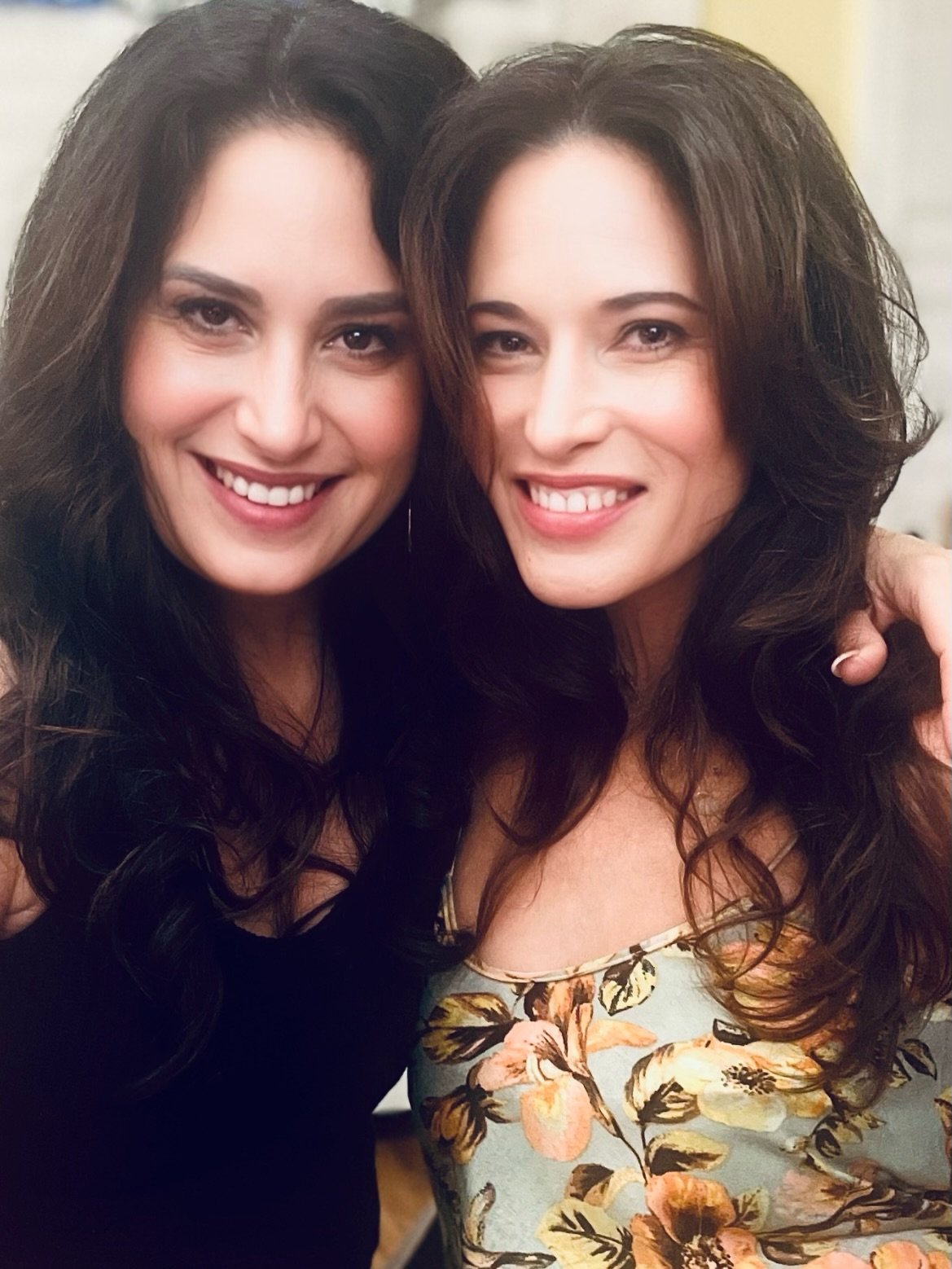 Fun meeting up with my sister @rhondafamilylawyer at my mom's Hannukah gathering. 
.
Bonding and trying to fit onto one chair--lol! 😂 Petite am I, but maybe not small enough as I nearly fell off. 
.
Funny, how we live far apart but always manage to 