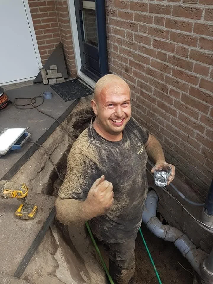 Monteur van DKM de Rioolspecialist bij een rioolklus in Breda