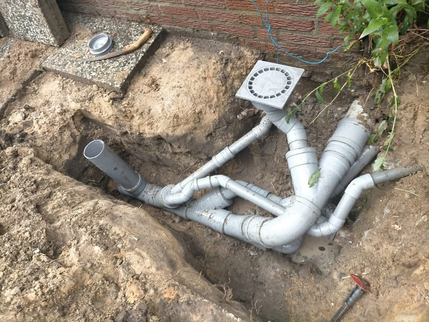 Nieuwe pvc rioolleidingen met ontstoppingsstuk aangelegd door onze loodgieter in Tilburg