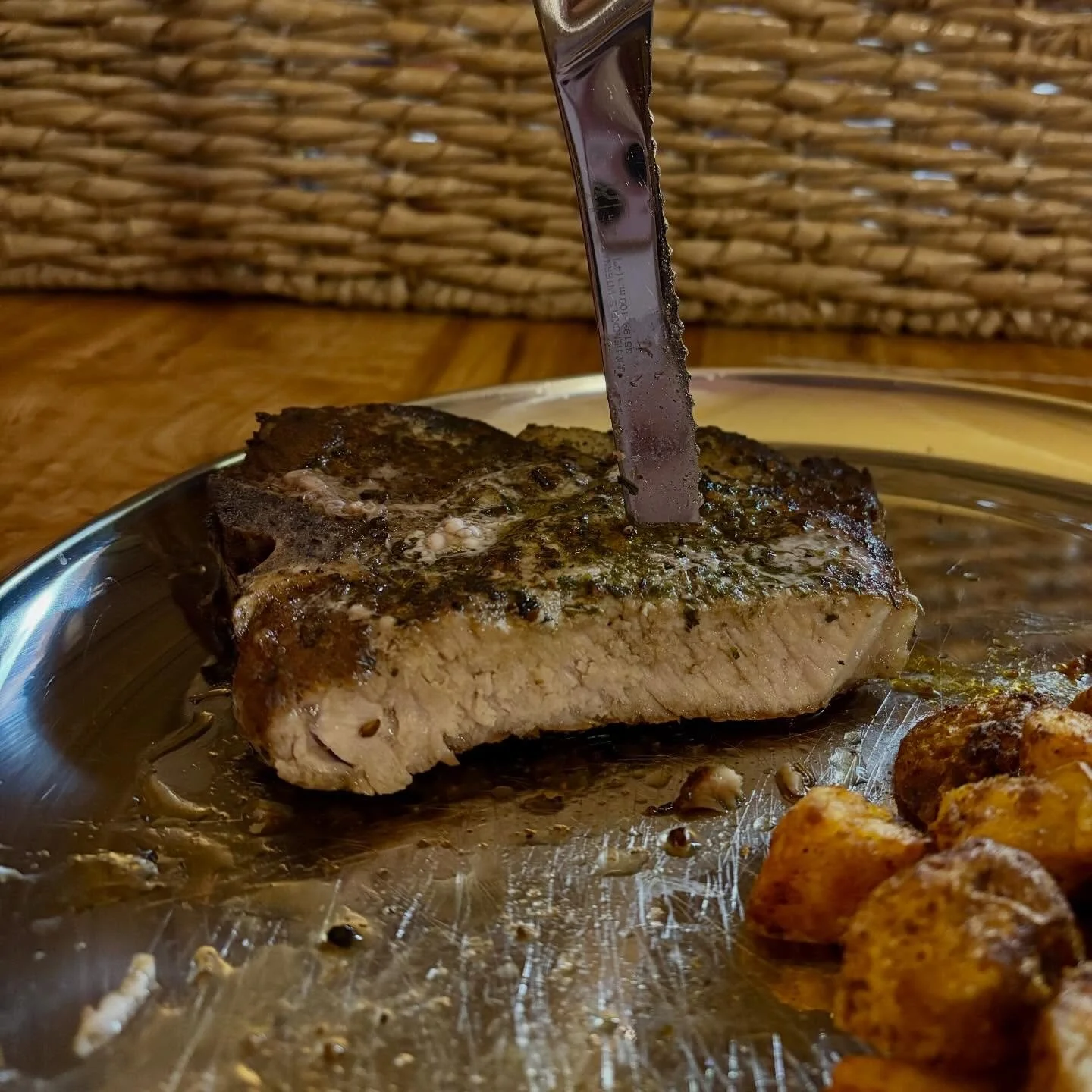 Want tender, juicy pork chops? It all starts with high quality meat.🔥 Head to our website to order some of our premium pasture raised chops and check out our latest blog post for foolproof cooking tips!