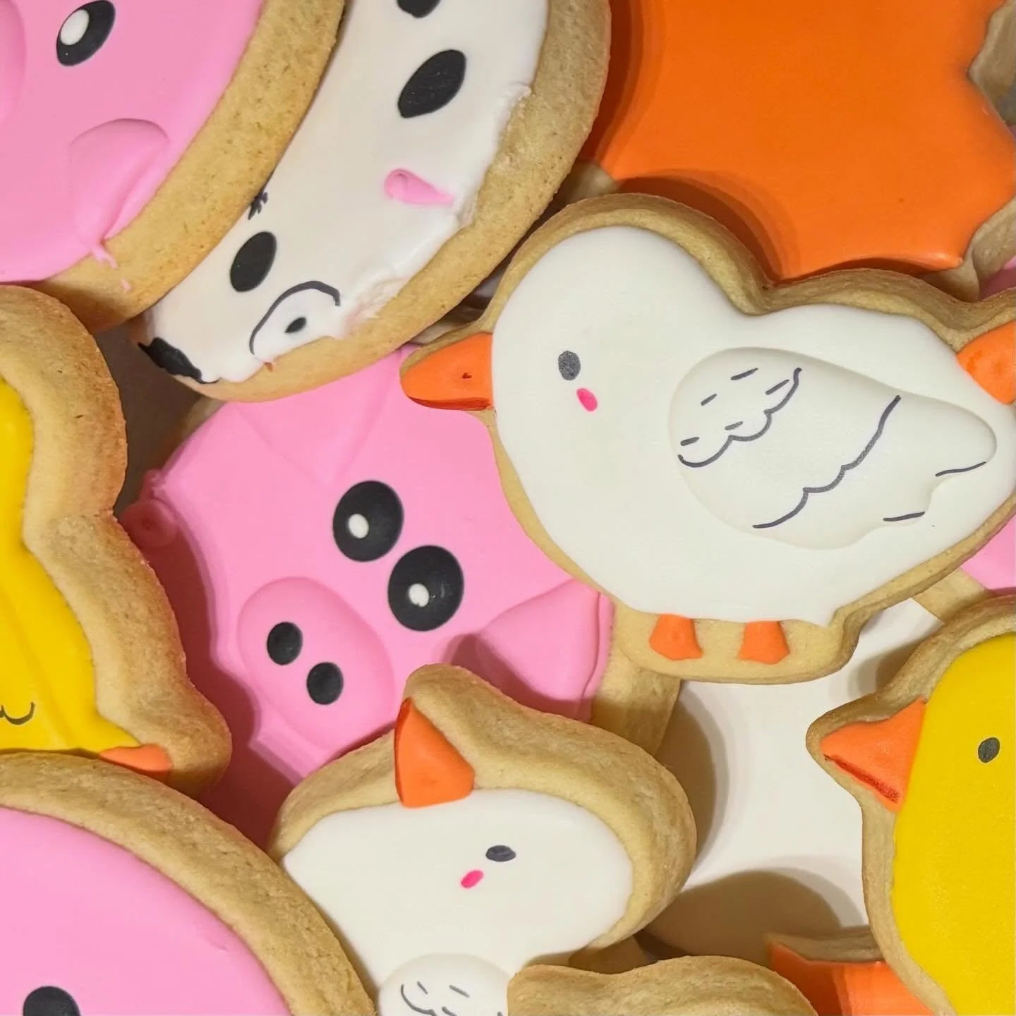 Look at these adorable cookies that our friend Yuribel made for our store&rsquo;s grand opening celebration.🐥🐷 See you all tomorrow afternoon!