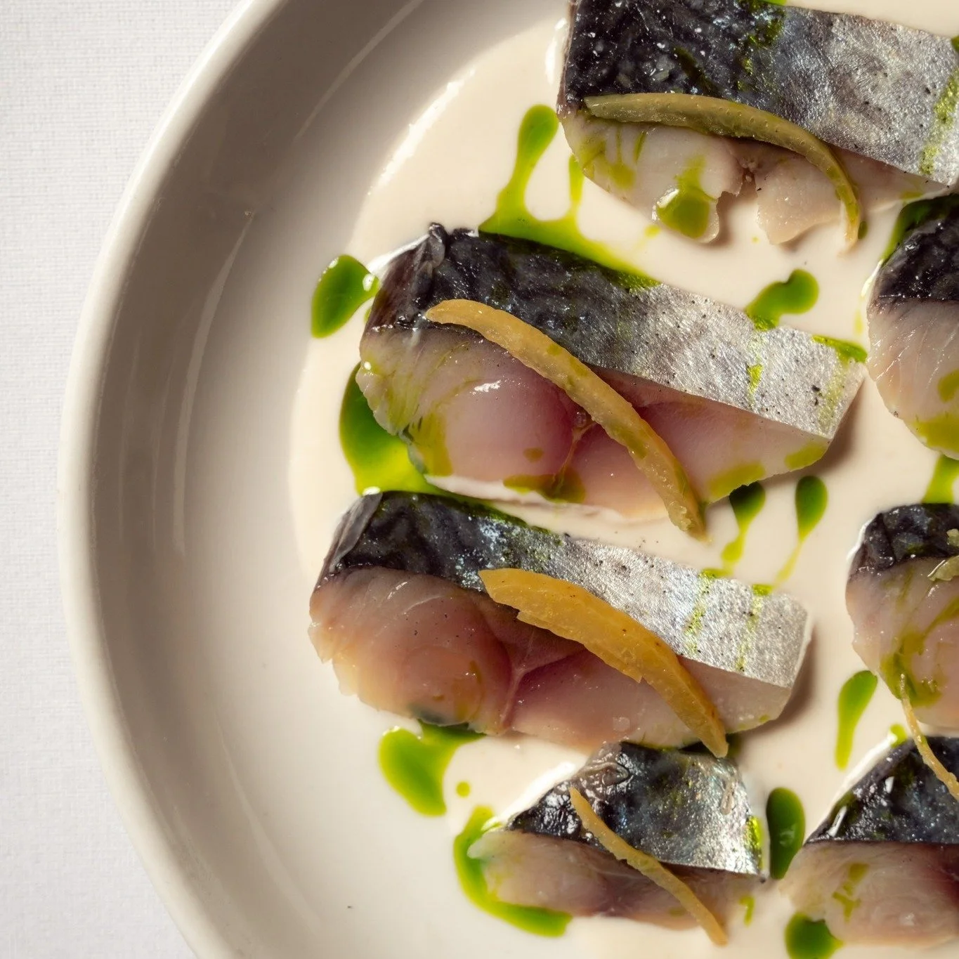 Beautiful cured mackerel with ajo blanco and preserved lemon. A twist on the ubiquitous crudo, celebrating a fish that is at it's best right now, yet too often overlooked.

📸 @isabellagwild