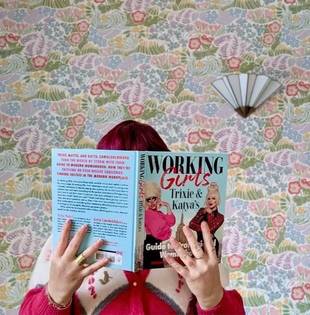 amélie hennequin, copywriter blogs, gilet rose, cachée derrière un livre Working girls