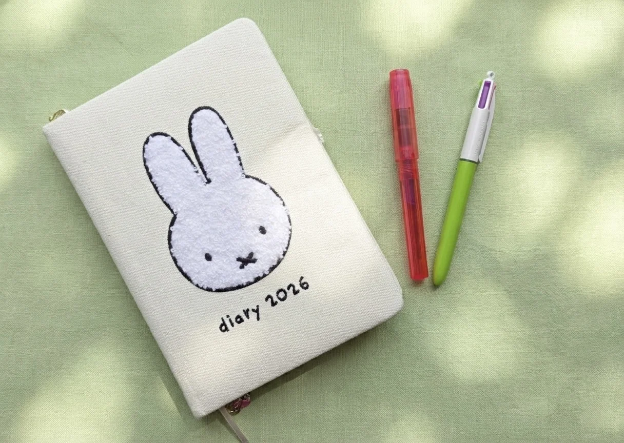 journal blanc miffy 2026 sur fond vert