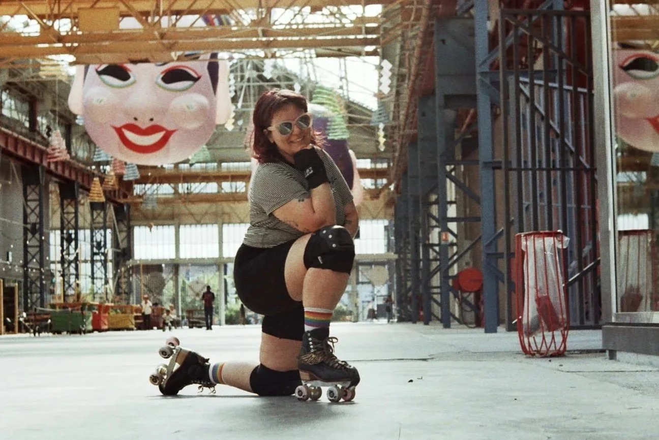 amélie hennequin, english to french translator, purple hair, kneeling, wearing rollerskates