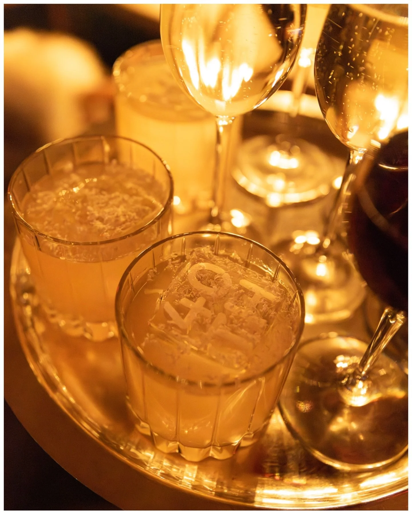 Our interpretation of Scandinavian winter&hellip;fire and ice.
Engraved ice menus, custom cubes and an ice luge by @okamotostudio layered against the warmest candlelight and a roaring fire ❄️🔥