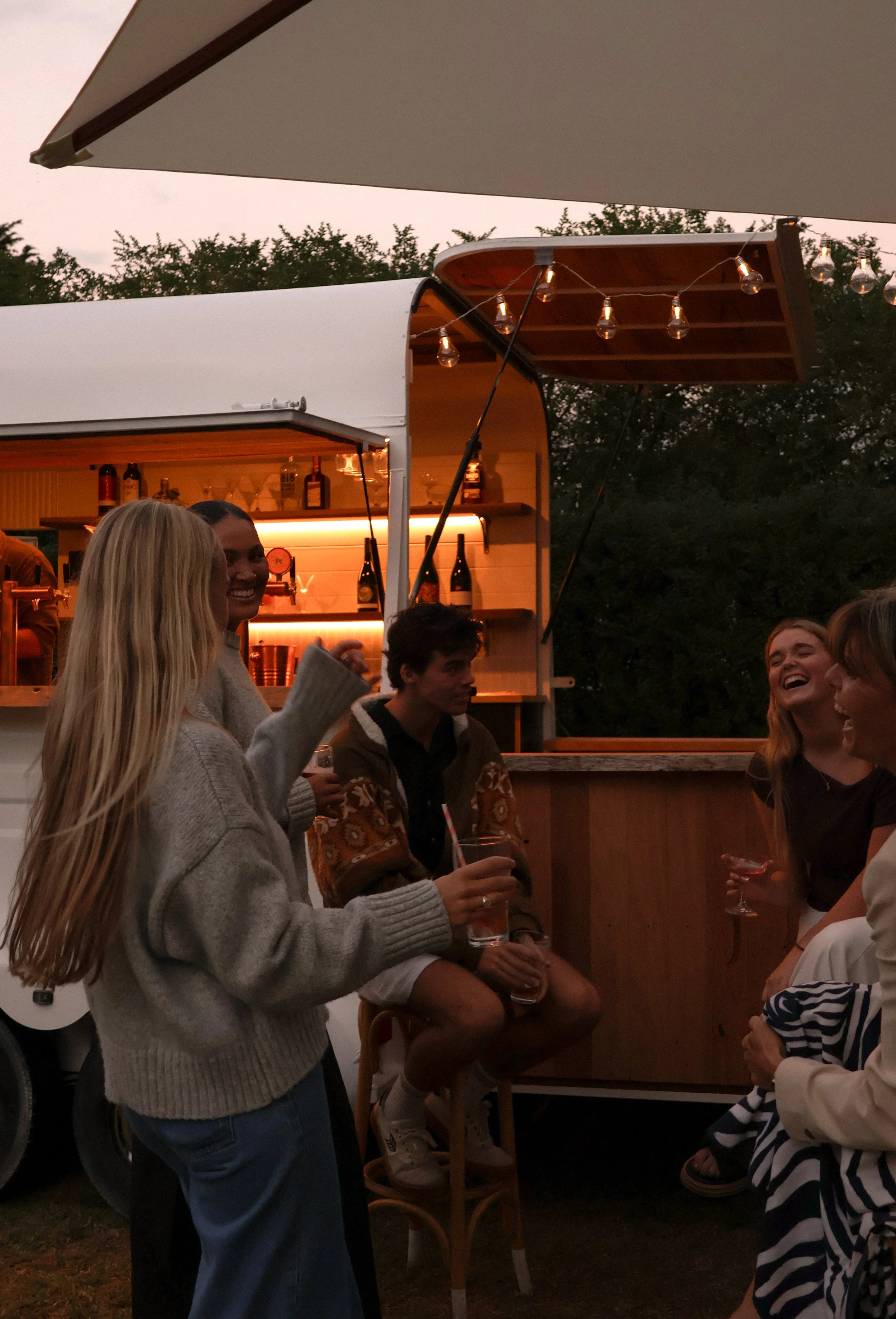 retro bar in action night event