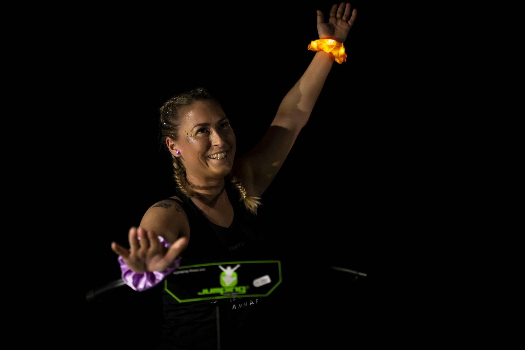 Instruktør Majbritt Jensen til jump fitness event, hvor der er mørk og neonlys lyser op.