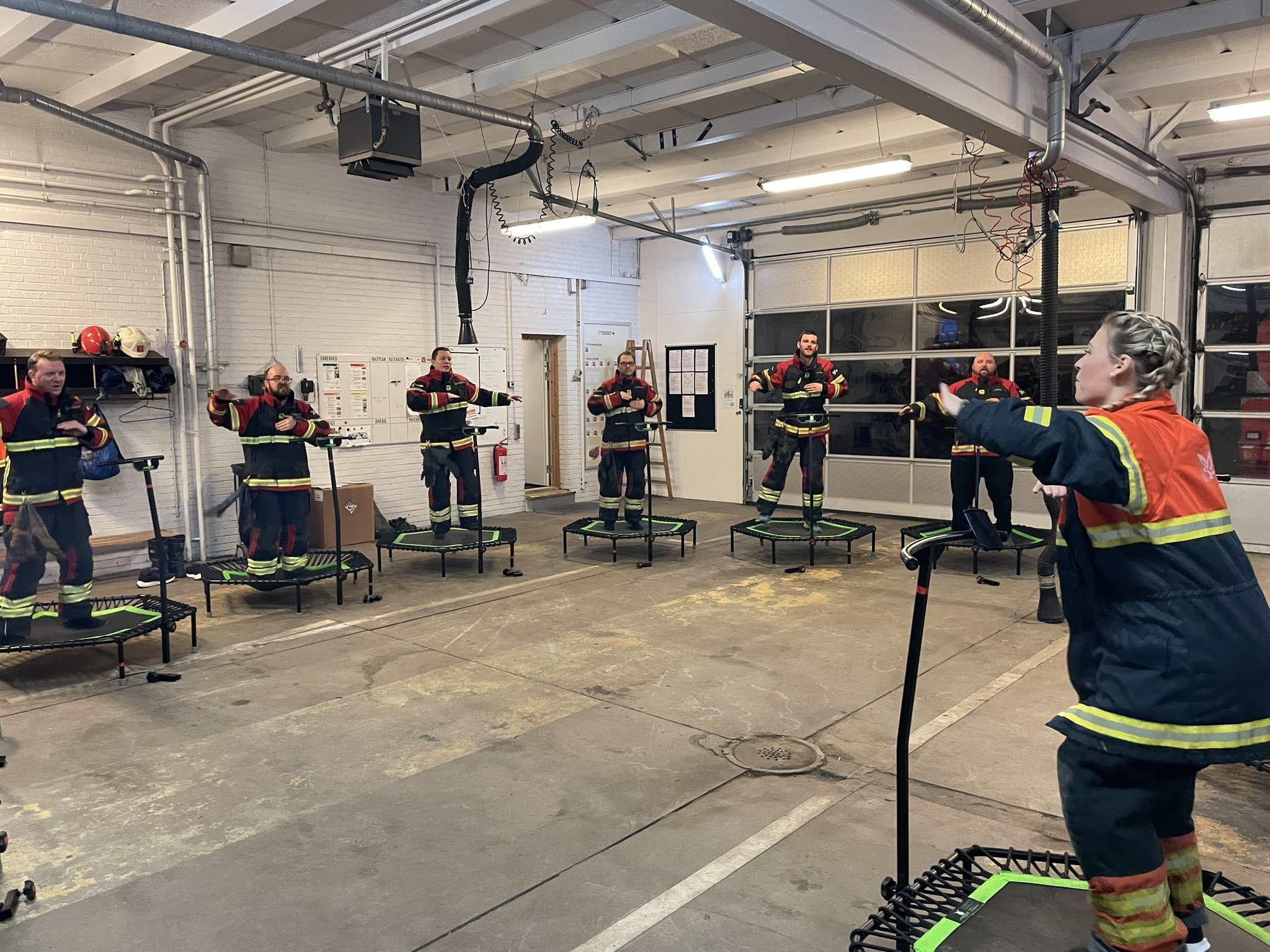 Teambuilding på brandstation med jump fitness. God energi og massere af smil.